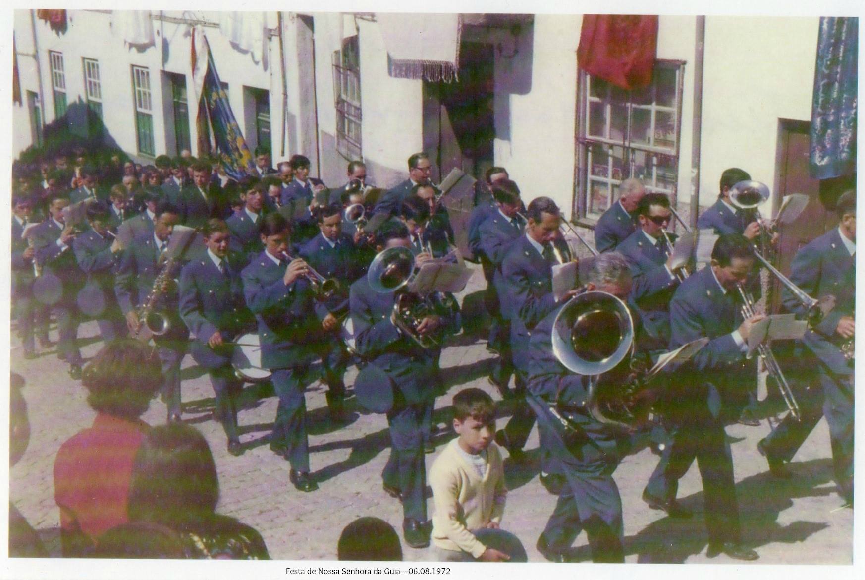 1972 Banda de Loriga arruada em Loriga porta Zé Luzia